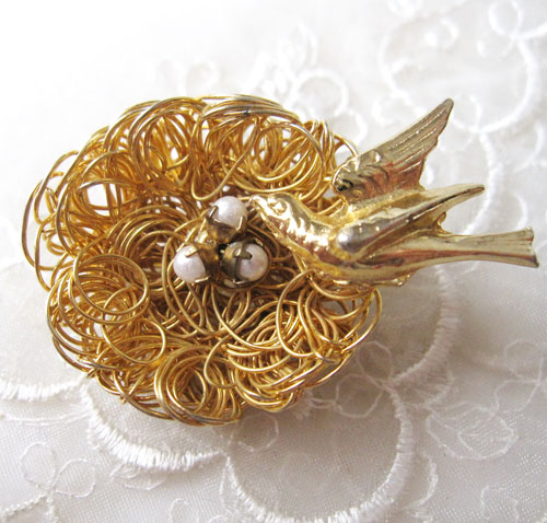 （画像用） パール卵と鳥ブローチ
