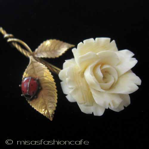 （画像用） 象牙アイボリー 12Kgf 薔薇・てんとう虫ブローチ