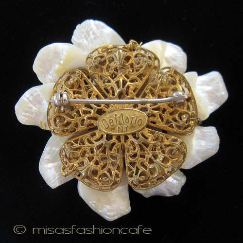 （画像用） DeMarioNY ブローチ　 天然MOパール・フラワー