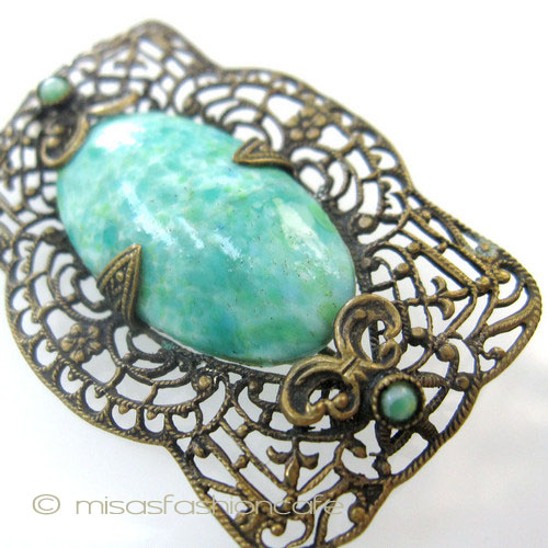 （画像用） アンティークブローチ 透かし彫りペキンガラス