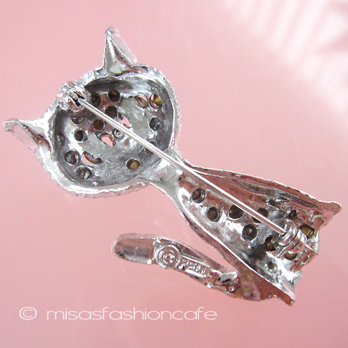 （画像用） クリスタル猫ねこブローチ