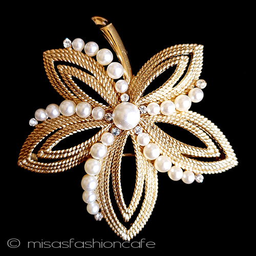 （画像用） Trifari　 トリファリ パールの花　ブローチ