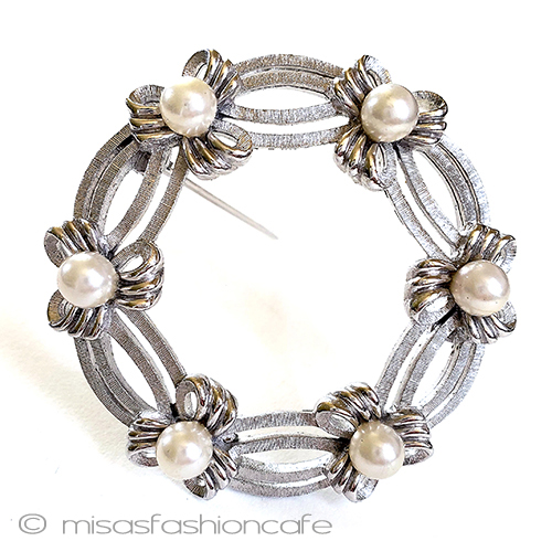 （画像用） Trifariトリファリ　ブローチ パールのリボン・リース