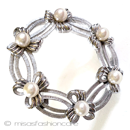 （画像用） Trifariトリファリ　ブローチ パールのリボン・リース