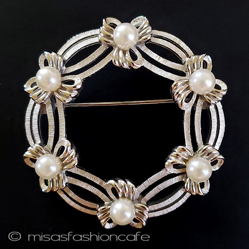 （画像用） Trifariトリファリ　ブローチ パールのリボン・リース