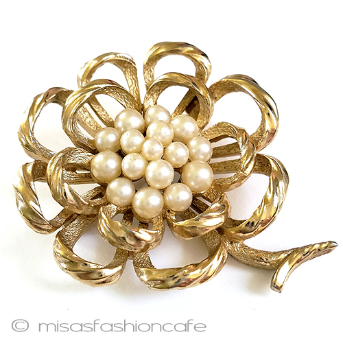 （画像用） Ｔｒｉｆａｒｉ　 トリファリ パールのお花　ブローチ