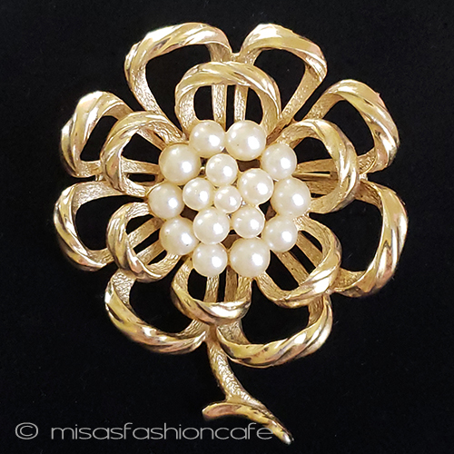 （画像用） Ｔｒｉｆａｒｉ　 トリファリ パールのお花　ブローチ