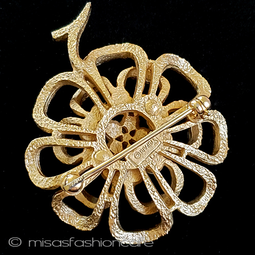 （画像用） Ｔｒｉｆａｒｉ　 トリファリ パールのお花　ブローチ