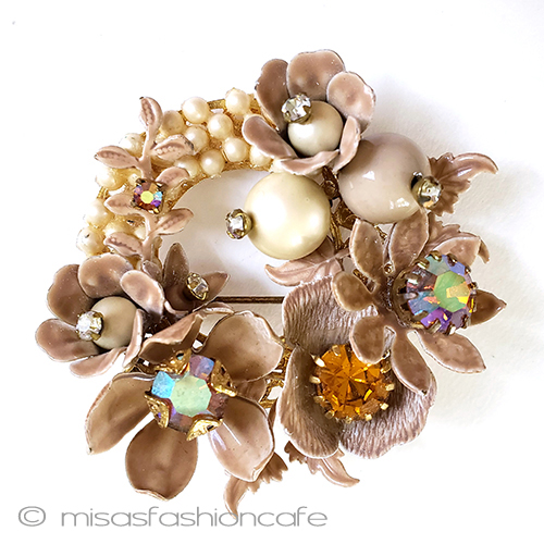 （画像用） エナメル・RS・パール お花リースブローチ