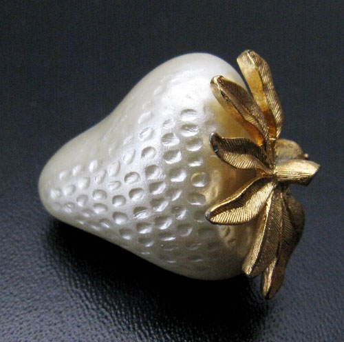 （画像用） パール苺 ブローチ