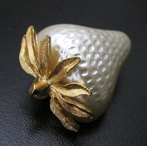 （画像用） パール苺 ブローチ