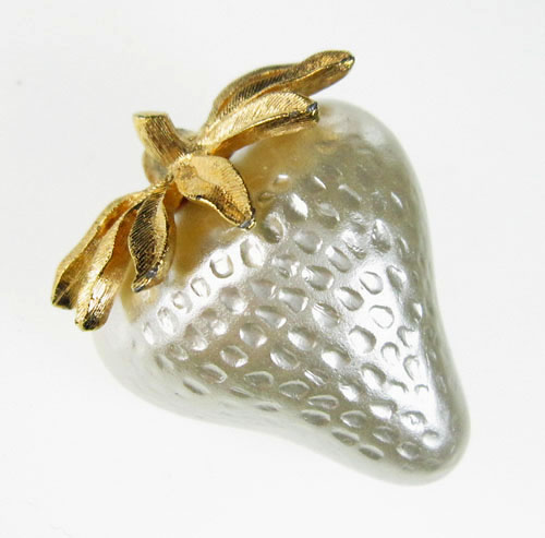 （画像用） パール苺 ブローチ