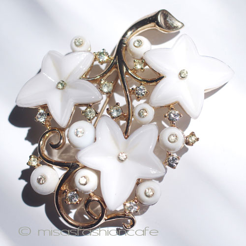 ヴィンテージtrifari ミルクガラスボタニカルブローチ　crownトリファリ レアデザイン☆CROWN TRIFARI☆ミルクガラス☆ブーケデザイン