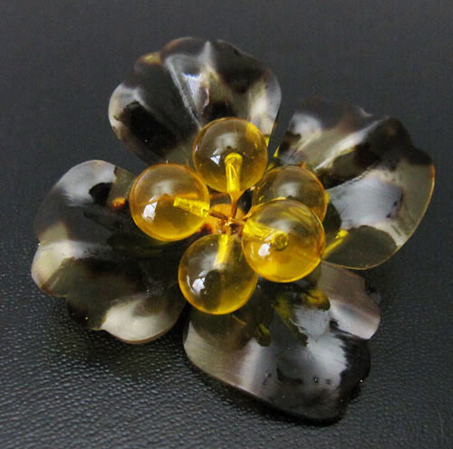 （画像用） べっ甲柄お花ブローチ