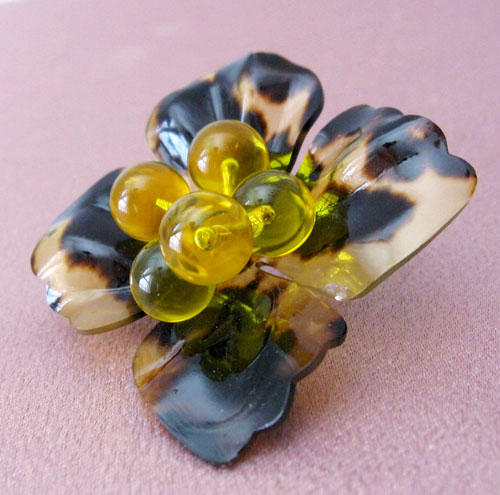 （画像用） べっ甲柄お花ブローチ