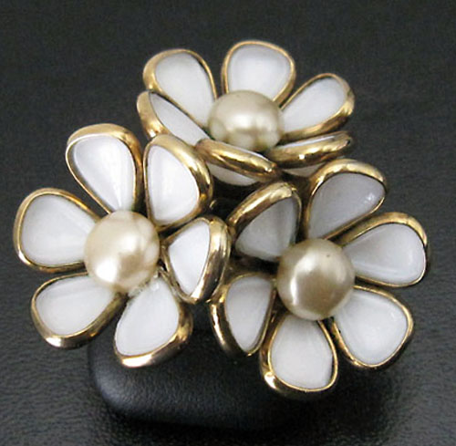 （画像用） クラウンTrifari　 ミルクガラス花ブローチ