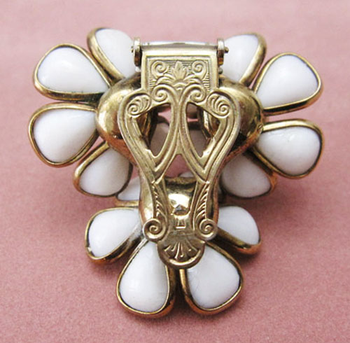 （画像用） クラウンTrifari　 ミルクガラス花ブローチ