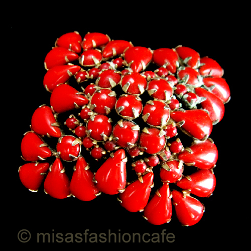 （画像用） レッドガラス ブローチ