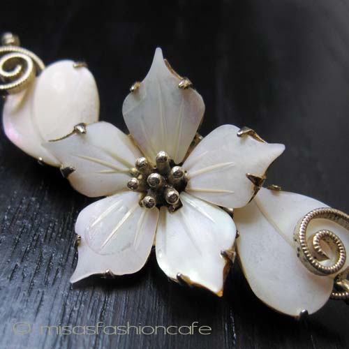 （画像用） 天然MOパール花ブローチ