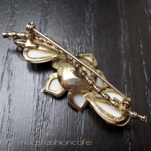 （画像用） 天然MOパール花ブローチ