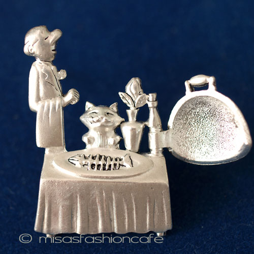 （画像用） 猫のレストラン　ブローチ