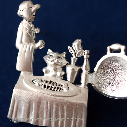 （画像用） 猫のレストラン　ブローチ