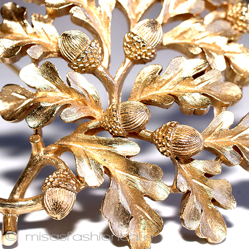 （画像用） Trifari　 トリファリ どんぐり　ブローチ