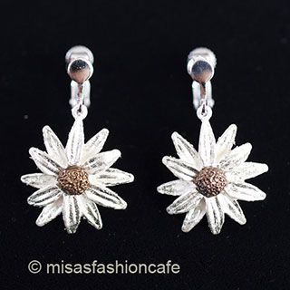 ピアス　または　クリップ デイジーの花