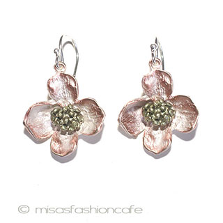 ピアス　または　クリップ ハナミズキの花　再販