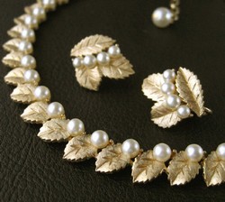 クラウンTrifari ネックレス＆イヤリングセット