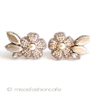ＳＰＡＲＫＬ　お花＆銀葉 イヤリングまたはピアス
