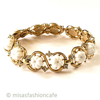 ヴィンテージアクセサリー トリファリ　白い花