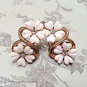Trifari　 トリファリ 白花　イヤリング