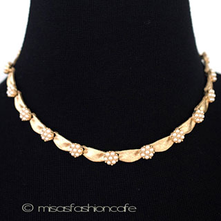 Ｔｒｉｆａｒｉ　 トリファリ パール小花ネックレス