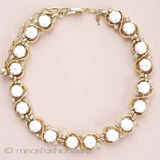 Ｔｒｉｆａｒｉ　 トリファリ 白いお花　ネックレス