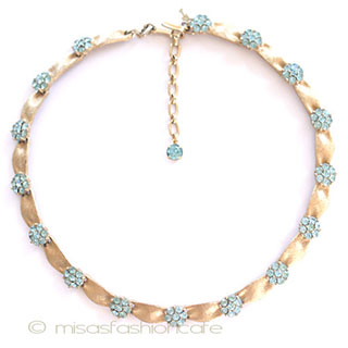 Ｔｒｉｆａｒｉ　 トリファリ 水色の花 ネックレス