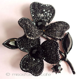 Blackすみれの花　ブローチ