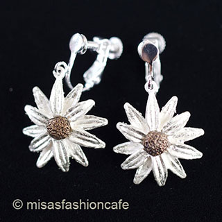 ピアス　または　クリップ デイジーの花