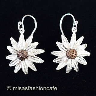 ピアス　または　クリップ デイジーの花