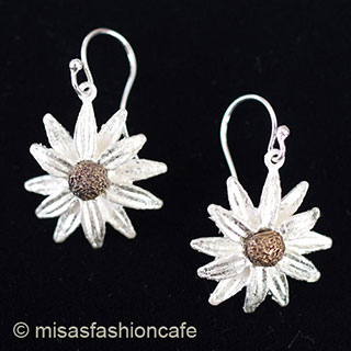 ピアス　または　クリップ デイジーの花