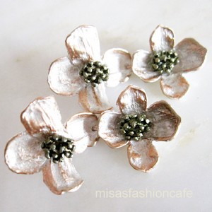 マイケルミショー ピアス ハナミズキの花