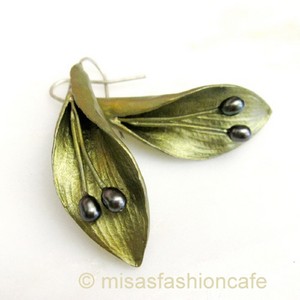 Michaud ピアス Hostaフラワー