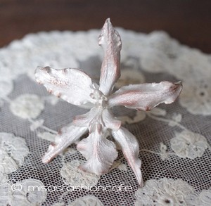 マイケルミショー ブローチ 　蘭ランの花