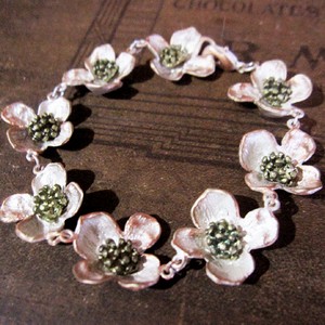 Ｍｉｃｈａｕｄ　ブレスレット ハナミズキのお花