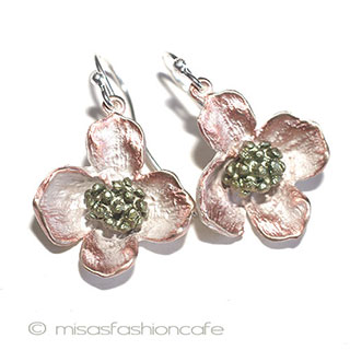 ピアス　または　クリップ ハナミズキの花　再販