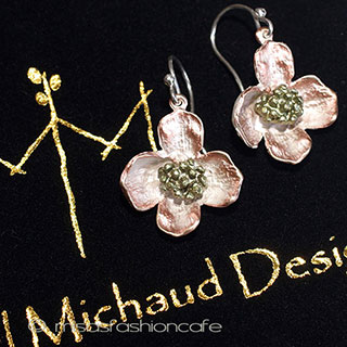 ピアス　または　クリップ ハナミズキの花　再販