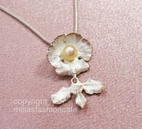 マイケルミショー・ネックレス 真珠　胡蝶蘭の花
