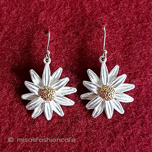 デイジーのお花　再販 ピアス　または　クリップ