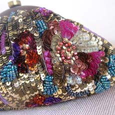 SANTI サンティ クラッチ 　全面お花刺繍