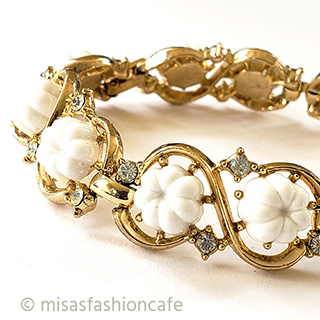 ヴィンテージアクセサリー トリファリ　白い花